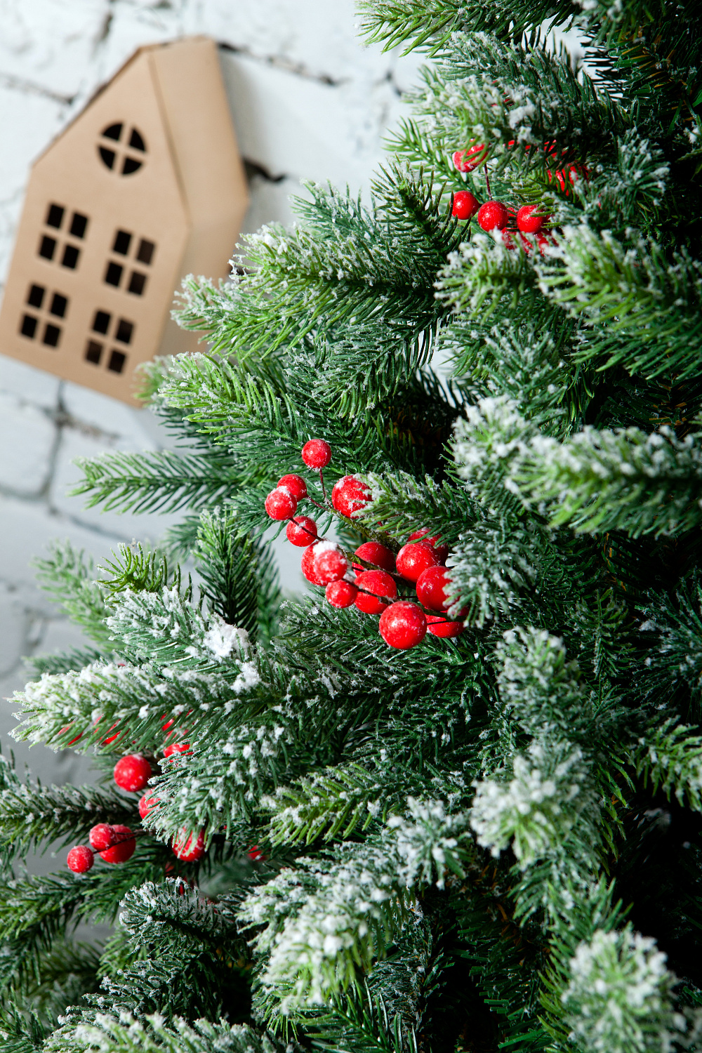 Ель ЛАКИ заснеженная с ягодами