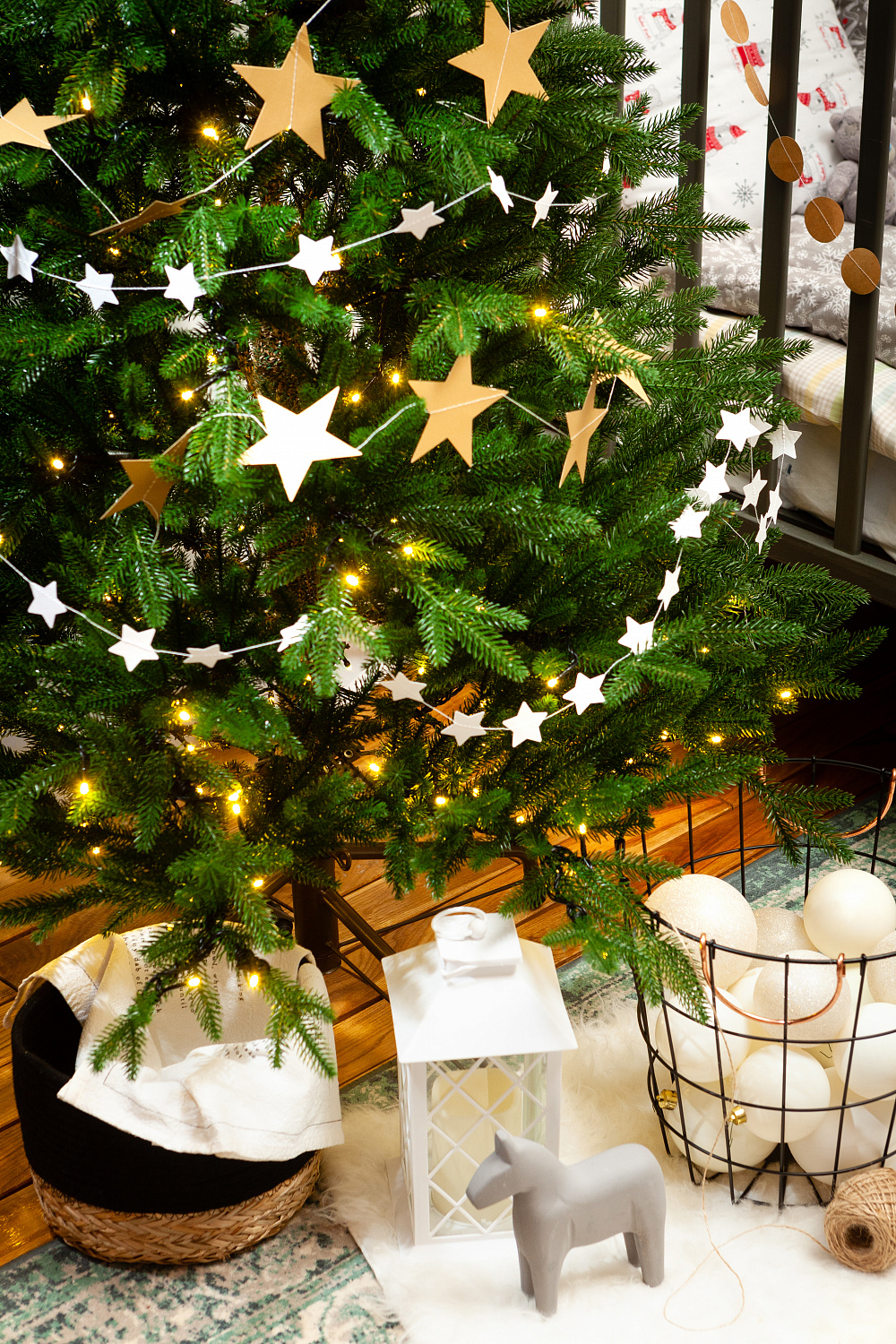 Ель ПЕРСЕЯ с вплетенной гирляндой