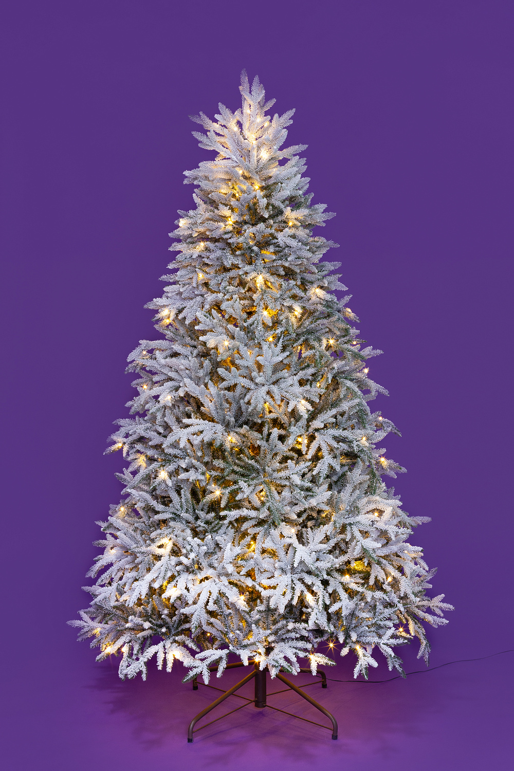 Ель ПЕРСЕЯ в снегу с вплетенной гирляндой