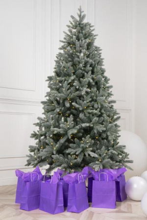 Ель МОНСЕРРАТ в снегу с вплетенной гирляндой 270 см.